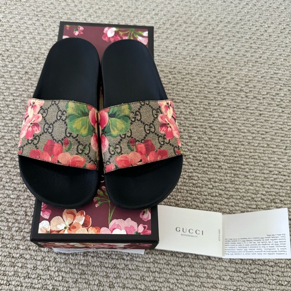 Gucci
Women's Pursuit Pool Slide Sandals - Picture 1 of 5